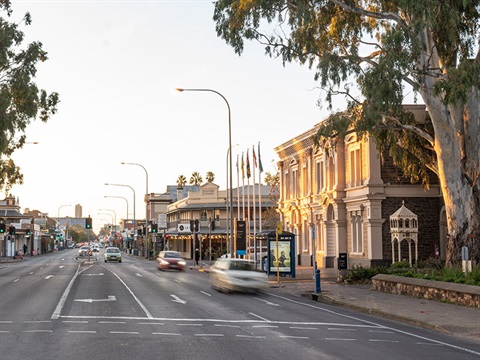 Unley Road featuring the Town Hall